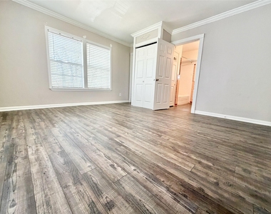 218 W 15th Street - Photo Thumbnail 19