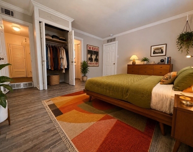 218 W 15th Street - Photo Thumbnail 18