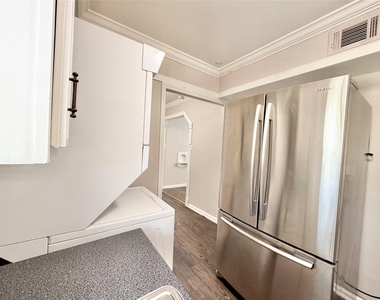 218 W 15th Street - Photo Thumbnail 7