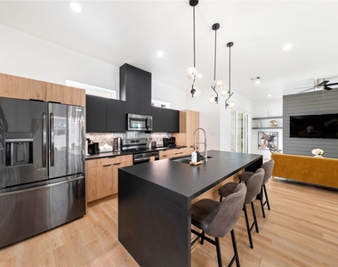 3008 Delano Street - Photo Thumbnail 10