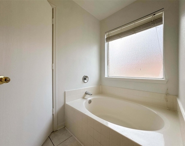 3209 Wheatmeadow Court - Photo Thumbnail 17