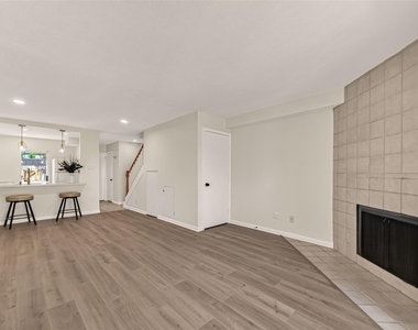 5056 Glenmont Drive - Photo Thumbnail 8