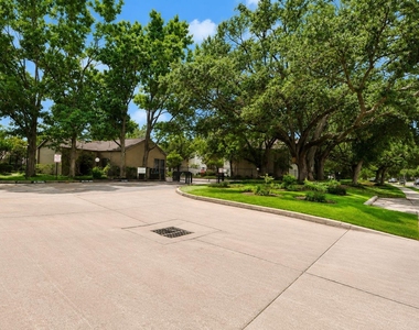 10053 Westpark Drive - Photo Thumbnail 15