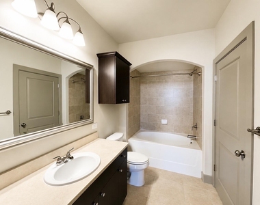 1340 W Gray Street - Photo Thumbnail 3