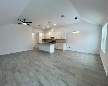 5706 Howell Street - Photo Thumbnail 6