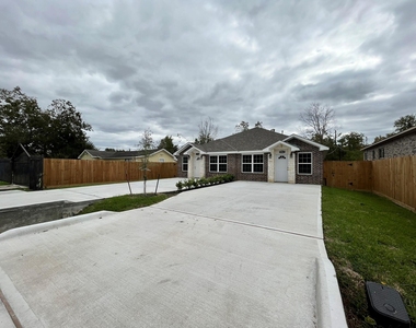5706 Howell Street - Photo Thumbnail 2