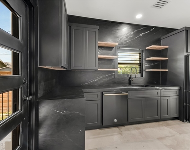 402 Hunt Street - Photo Thumbnail 3