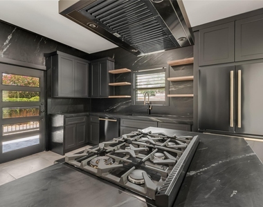 402 Hunt Street - Photo Thumbnail 2