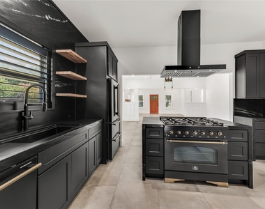402 Hunt Street - Photo Thumbnail 4