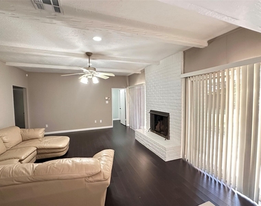 10902 Bob White Drive - Photo Thumbnail 7