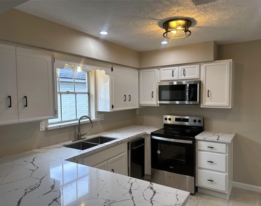 10902 Bob White Drive - Photo Thumbnail 4