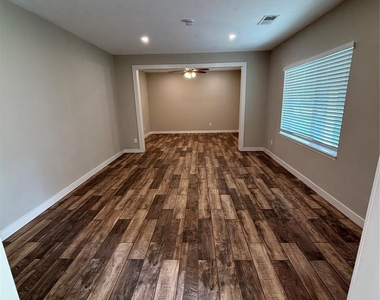 8049 Forest Hills Drive - Photo Thumbnail 12
