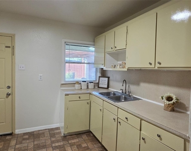 2110 5th Street - Photo Thumbnail 12