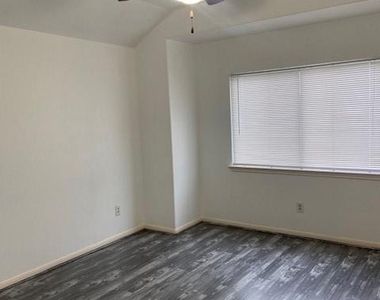 7903 Dairy View Lane - Photo Thumbnail 4