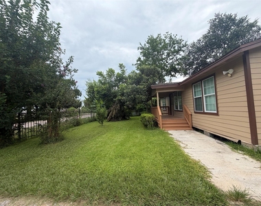 8907 Meadow Vista Boulevard - Photo Thumbnail 7