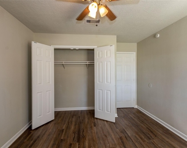 5810 Meadowview Road - Photo Thumbnail 12