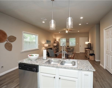 707 Garrett Street - Photo Thumbnail 2