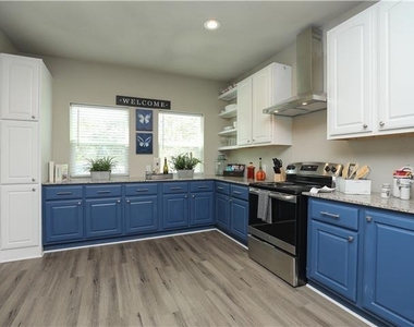 707 Garrett Street - Photo Thumbnail 6