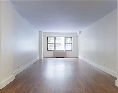 East 63 Street - Photo Thumbnail 4
