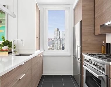 West 38th Street - Photo Thumbnail 1