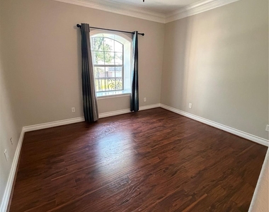 1523 Glen Oaks Drive - Photo Thumbnail 2
