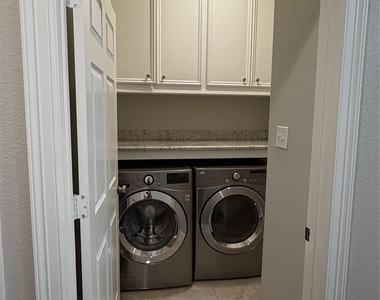1523 Glen Oaks Drive - Photo Thumbnail 8