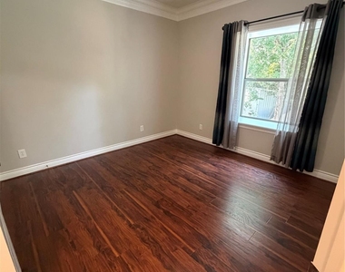 1523 Glen Oaks Drive - Photo Thumbnail 4