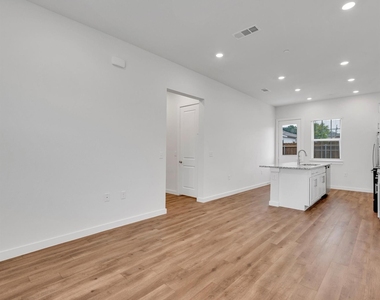 2709-803 Rockhill Road - Photo Thumbnail 5