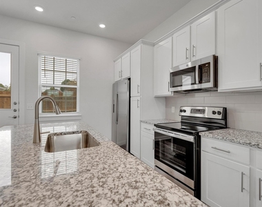 2709-803 Rockhill Road - Photo Thumbnail 6