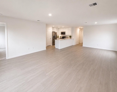 306 Nicholas - Photo Thumbnail 2
