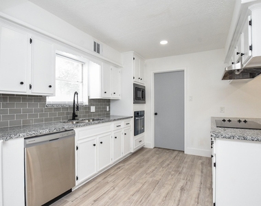 15814 Winding Moss Drive - Photo Thumbnail 9