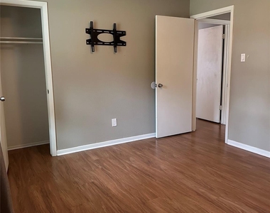 2414 Manila Lane - Photo Thumbnail 6