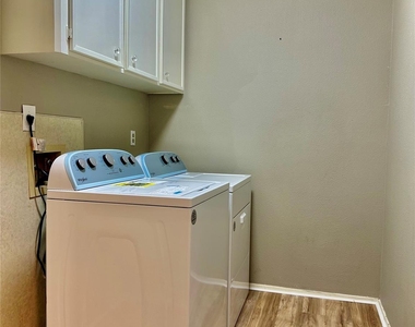 2414 Manila Lane - Photo Thumbnail 14