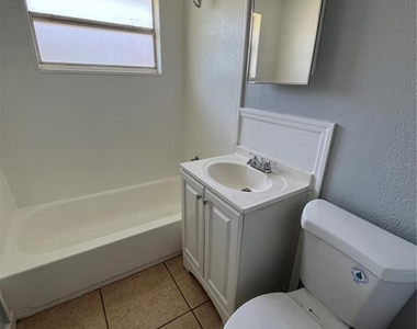 1142 Martin Street - Photo Thumbnail 7
