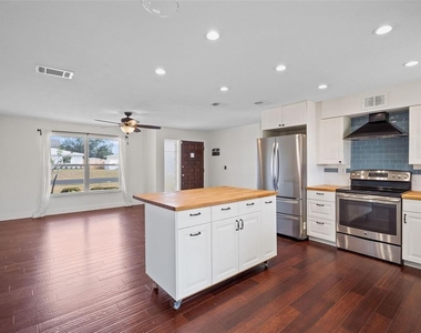 1712 Thomas Drive - Photo Thumbnail 5
