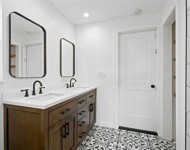 1712 Thomas Drive - Photo Thumbnail 10