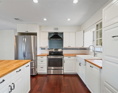 1712 Thomas Drive - Photo Thumbnail 2