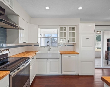 1712 Thomas Drive - Photo Thumbnail 3