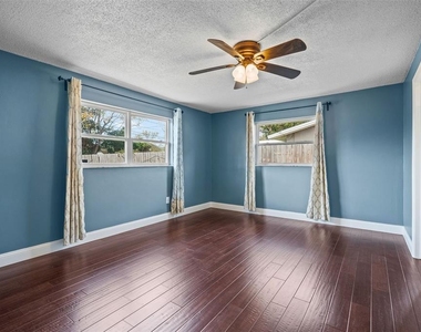 1712 Thomas Drive - Photo Thumbnail 8
