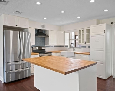1712 Thomas Drive - Photo Thumbnail 4