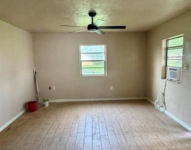 1718 Kentucky Avenue - Photo Thumbnail 13