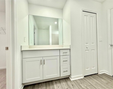 3783 Ne 30th Terrace - Photo Thumbnail 10