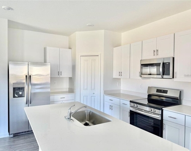 3783 Ne 30th Terrace - Photo Thumbnail 4