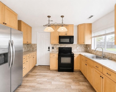 1409 Madrid Way - Photo Thumbnail 2