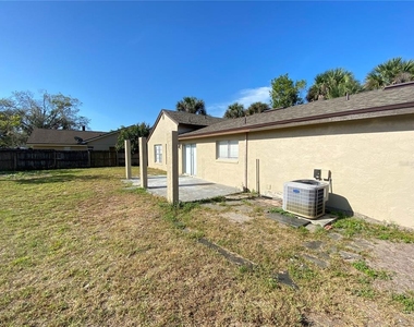 1409 Madrid Way - Photo Thumbnail 23