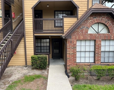 355 Lakepointe Drive - Photo Thumbnail 1