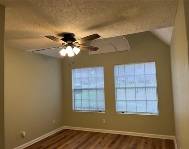 355 Lakepointe Drive - Photo Thumbnail 11
