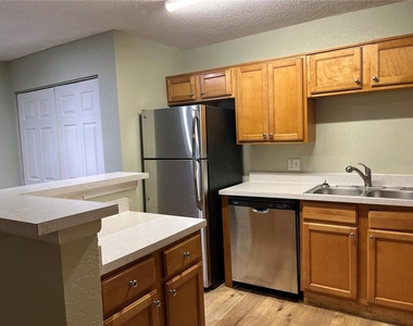 355 Lakepointe Drive - Photo Thumbnail 7