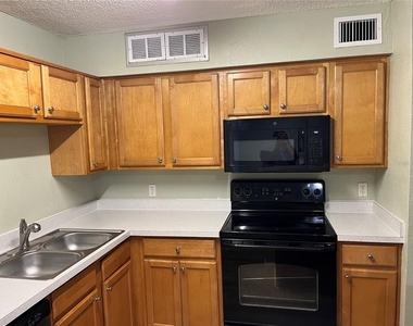 355 Lakepointe Drive - Photo Thumbnail 8