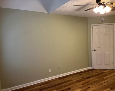355 Lakepointe Drive - Photo Thumbnail 16